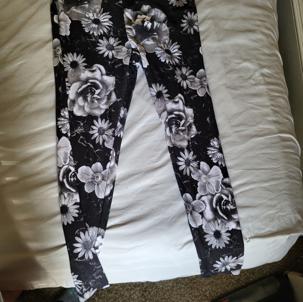 Flower printed leggings.